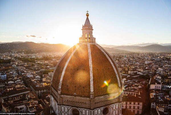 Florence, Italy: Thành phố này là kết quả của sự sáng tạo liên tục và lâu dài, bao gồm bảo tàng, nhà thờ, các tòa nhà có kiến trúc độc đáo và tác phẩm nghệ thuật vô giá.