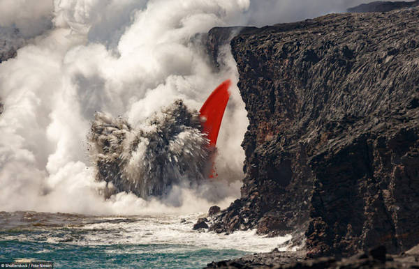 Nham thạch đỏ từ một ngọn núi lửa ở Hawaii chảy ra biển. Tính chiều cao từ đáy đại dương, núi lửa Mauna Loa hiện là khối núi lửa lớn nhất trên trái đất.