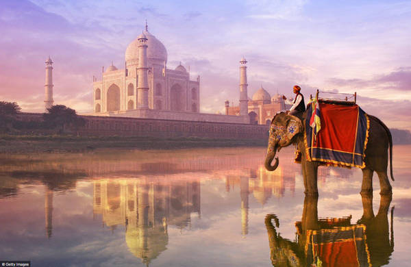 Taj Mahal nằm trên bờ sông Yamuna thuộc bang Uttar Pradesh, Ấn Độ. Nơi đây do vua Mughal Shah Jahan xây dựng để tưởng niệm vợ, bà Mumtaz Mahal. Quá trình xây dựng bắt đầu từ năm 1632 và hoàn thành năm 1648 sau Công nguyên. Nơi đây được xem là thành tựu vĩ đại nhất trong toàn bộ kiến trúc Ấn Độ - Hồi giáo.