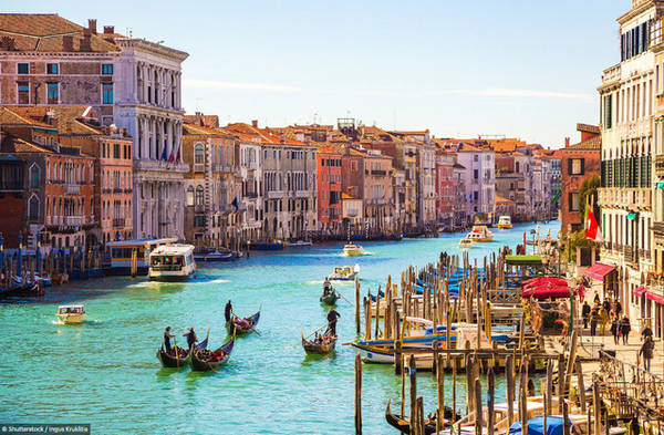 Venice: Được mệnh danh là Nữ hoàng Adriatic, những con kênh của thành phố Italia nổi tiếng này được xây dựng vào thế kỷ thứ 5.