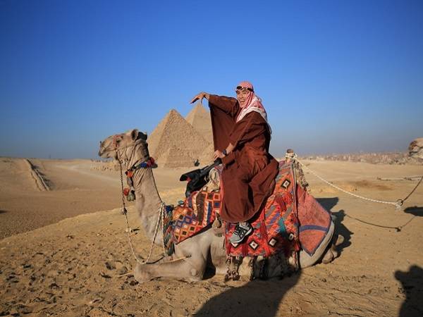 Cưỡi lạc đà ở Giza - Ảnh: Thiết Nguyễn