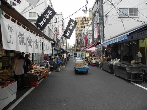 Chợ cá Tsukiji nổi tiếng thế giới vào buổi sáng sớm, rất sạch sẽ.­­­­ Ảnh: Thảo Nghi.