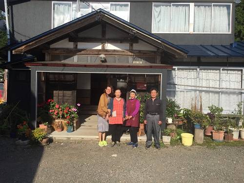 Gia đình người nông dân chụp ảnh kỷ niệm trước sân nhà ở Akita. Ảnh: Thảo Nghi.