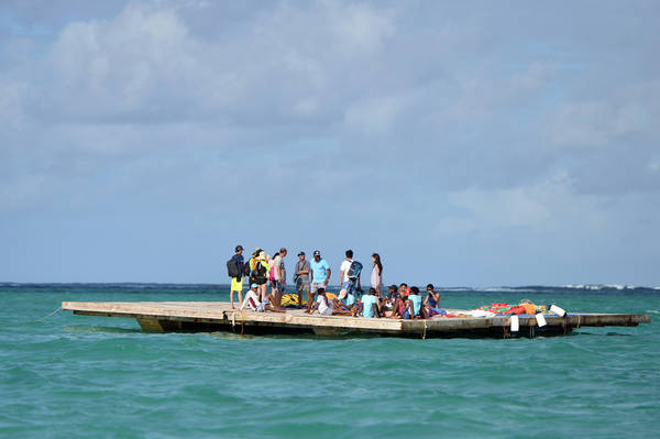  Chiếc bè gỗ rộng khoảng 100 m2 nằm giữa biển cách bờ chừng 2 km là địa điểm chơi môn dù lượn.