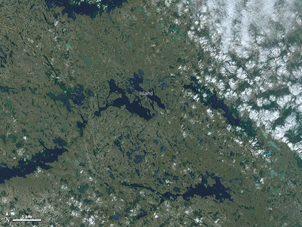 Một hòn đảo ở Canada vừa được phát hiện và thu hút sự chú ý bởi vị trí "hòn đảo chồng đảo lớn nhất thế giới". Trên ảnh là hình ảnh chụp qua vệ tinh ở vùng Nunavut, Canada, chỉ rõ vị trí của hòn đảo.