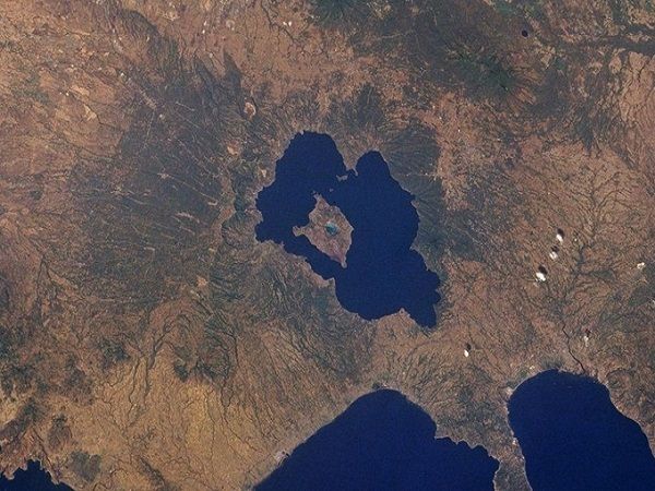 Tuy nhiên, trước đó một hòn đảo có vị trí đặc biệt tương tự cũng đã được phát hiện là Vulcan Point. Nó nằm trong hồ Crater trên đảo Volcano ở giữa hồ Taal của đảo Luzon, Philippines.