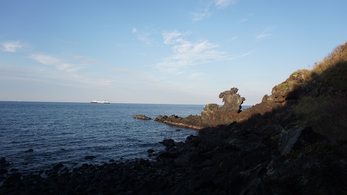 Ngoài thần đảo Harubang, Jeju còn có biểu tượng tâm linh gắn với rặng đá đầu rồng Yongduam. Theo truyền thuyết, một con đang cố gắng bay lên trời thì bị hóa đá và nằm lại bên bờ biển của đảo Jeju.