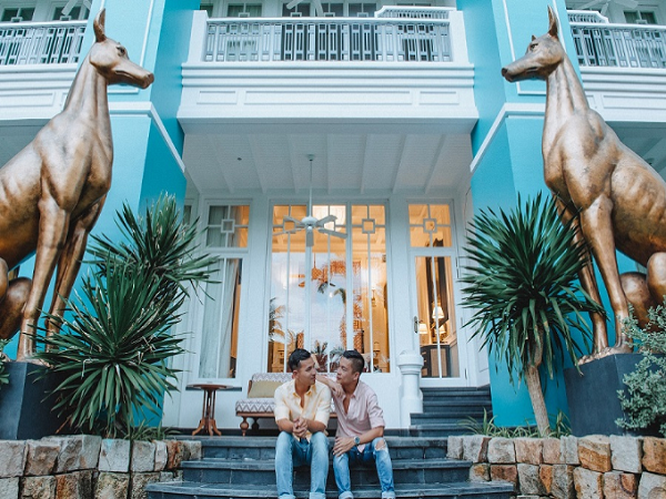 Cùng với các dịch vụ nghỉ dưỡng tiêu chuẩn quốc tế, JW Marriott Phu Quoc Emerald Bay dù mới khai trương cuối năm 2016 nhanh chóng trở thành điểm đến đặc biệt yêu thích của người nổi tiếng, giới showbiz, doanh nhân.