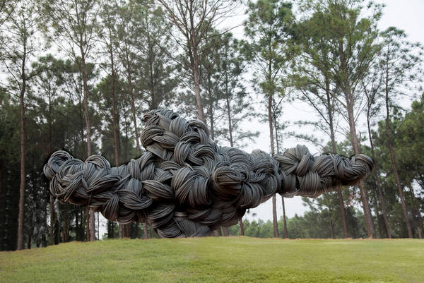 Tác phẩm Mây mùa hạ của nghệ sĩ Vũ Bình Minh, được tạo nên từ 28 tấn sắt. Mỗi tác phẩm đều truyền tải một câu chuyện, sự liên tưởng. Ảnh: Art in the Forest