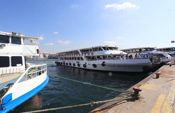 Eo biển Bosphorus ở Istanbul có nhiều bến du thuyền phục vụ du khách vãn cảnh hai châu lục. Đây là thành phố duy nhất trên thế giới nằm giữa hai lục địa Á -Âu. Để được trải nghiệm du thuyền trên eo biển Bosphorus, du khách mất khoảng 200 nghìn đồng.