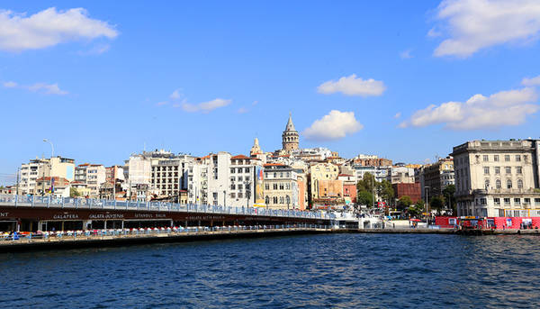 Cũng theo du thuyền dọc eo biển này, du khách có thể dừng chân ở một cây cầu và sử dụng bữa tối tại một nhà hàng dưới gầm cầu, ngắm eo biển cùng thành phố Istanbul thơ mộng.