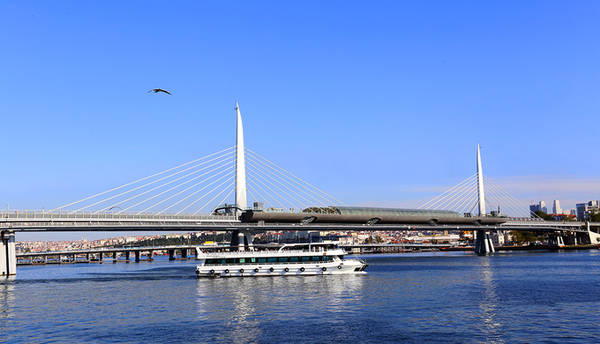 Với 2h du ngoạn, du khách có thể vãn cảnh thành phố Istanbul nằm vắt mình qua hai lục địa Á - Âu, ngăn cách bởi vịnh Bosphorus và kết nối bởi ba cây cầu.