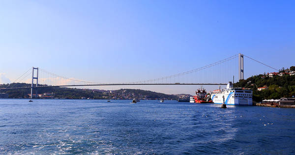 Dọc eo biển, du thuyền đi qua gầm cầu Bosphorus. Cây cầu này cũng gắn liền với sự kiện ngày 15/7/2016, hơn 290 người thiệt mạng và khoảng 1.400 người bị thương khi một nhóm binh sĩ điều khiển xe tăng, trực thăng tấn công, chiến đấu cơ đảo chính nhưng không thành công.