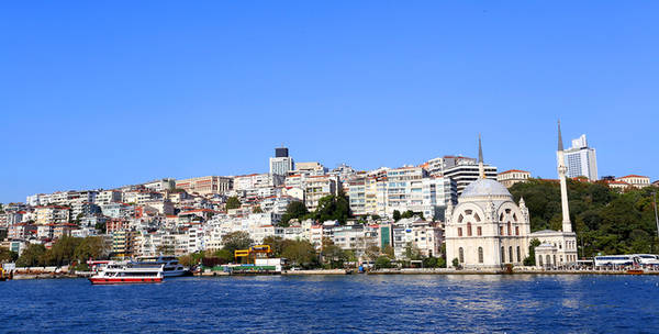 Dọc eo biển có nhiều cảng biển thương mại quốc tế quan trọng, tuyến đường biển duy nhất nối biển Đen và Địa Trung Hải. Tại đây, du khách có thể ngắm những khu sầm uất và hoa lệ bậc nhất của Istanbul.
