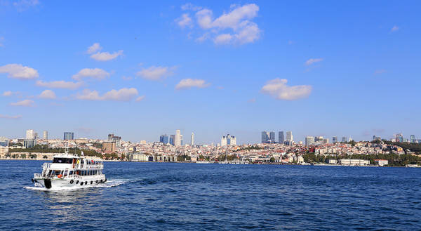 Theo hướng dẫn viên, Bosphorus là một trong những đường thủy tấp nập nhất thế giới với khoảng 48.000 tàu đi qua eo biển này hàng năm, nhiều hơn 3 lần so với kênh đào Suez và 4 lần kênh đào Panama. Chính vì thế đã tạo nên thành phố Istanbul sầm uất, và đông dân nhất Thổ Nhĩ Kỳ và châu Âu (khoảng 14,6 triệu dân).