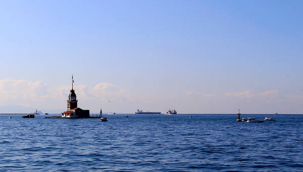 Eo biển Bosphorus nằm ở vị trí đông bắc biển Marmara nối với biển Đen, kết nối 2 bờ Âu - Á. Nhờ thế, các tour du thuyền trên biển rất phát triển tại đây. Qua eo biển này còn có một hòn đảo nhỏ, nơi có một nhà thờ cổ.