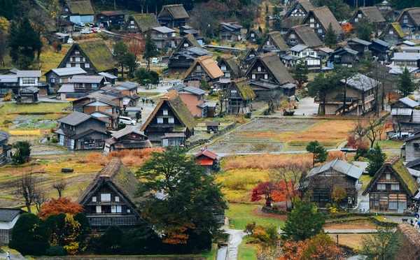 Làng Shirakawa được biết tới với những ngôi nhà được xây dựng theo lối kiến trúc gassho zukuri - theo tiếng Nhật nghĩa là 