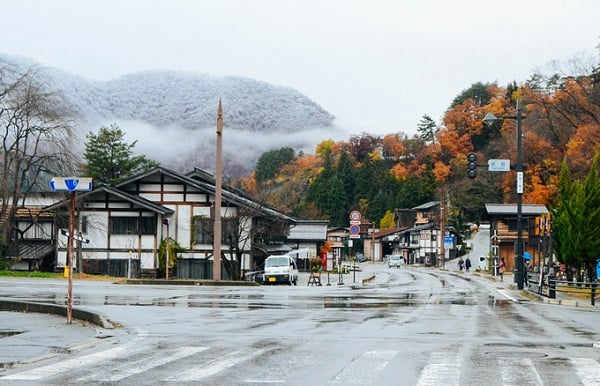  Du khách thích thú với những sắc màu đan xen, một bên là lá chuyển vàng đỏ, một bên là núi tuyết trắng. Khu vực này nằm trong danh sách những nơi tuyết rơi dày nhất vào mùa đông ở Nhật Bản, phổ biến khoảng 2-3m. Tuyết bắt đầu rơi từ cuối tháng 11, đầu tháng 12 tới tháng 3 năm sau.