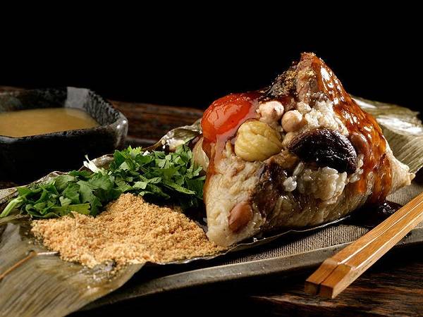 Bánh tiêu - món bánh có vỏ ngoài giòn rụm, cùng với phần nhân thịt đậm đà, cay nồng vị tiêu đen tất nhiên không thể thiếu trong danh sách món ngon của Đài Loan. Bạn có thể tìm thấy bánh tiêu ở chợ đêm Nhiêu Hà (Rao He). Ảnh: CNN.