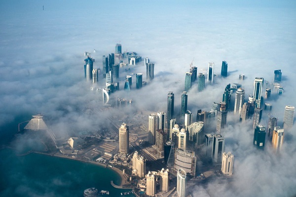 Rừng cao ốc ở thủ đô: Doha, thủ đô của Qatar, gây ấn tượng mạnh với du khách nhờ những tòa cao ốc chọc trời mọc lên giữa sa mạc. Trong đó, Aspire là tháp cao nhất, với đài quan sát ở tầng 62, cho du khách ngắm toàn cảnh thành phố. Ảnh: Newyorktimes.