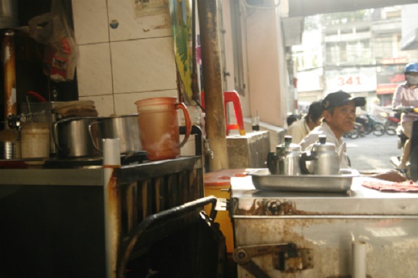 Cà phê vợt Phan Đình Phùng Tồn tại hơn 60 năm qua, quán nhỏ trong một con hẻm trên đường Phan Đình Phùng (quận Phú Nhuận) trở thành nơi tập trung đông đúc của nhiều người mê uống cà phê vợt. Chủ quán là ông bà Ba. Dù hiện tại, người đứng pha cà phê là con của ông bà nhưng ly cà phê vẫn giữ được đặc trưng, mùi thơm lâu. Đặc biệt là vị đắng đậm đà vẫn để lại vị sau khi uống. Ảnh: Phong Vinh.