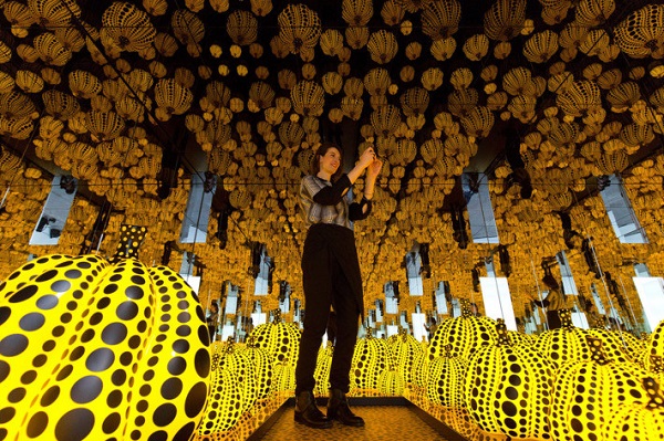Làm vỡ tác phẩm nghệ thuật, gây thiệt hại 800.000 USD vì chụp ảnh selfie: Triển lãm “Gương vô cực” của nghệ sĩ Yayoi Kusama thu hút nhiều khán giả ở Washington D.C., Mỹ. Tuy nhiên, một du khách do mải chụp ảnh selfie đã làm vỡ một tác phẩm bí ngô bằng thủy tinh, khiến triển lãm ở bảo tàng Hirshhorn phải đóng cửa 3 ngày. Tổng thiệt hại ước tính lên tới 800.000 USD. Ảnh: Thecut.