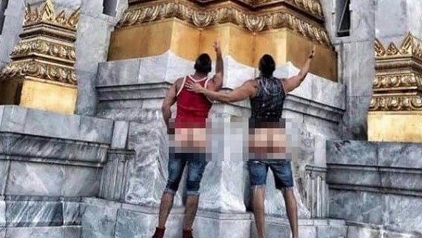Chụp ảnh khoe mông trước ngôi đền ở Thái Lan: Hai du khách người Mỹ đã bị bắt sau khi chụp ảnh khoe vòng ba ở đền Wat Arun, Bangkok. Tài khoản Instagram có tên “Travelling Butts” của họ với nhiều ảnh chụp khỏa thân đã bị xóa. Họ bị phạt tiền và cấm trở lại Thái Lan. Ảnh: Scott.
