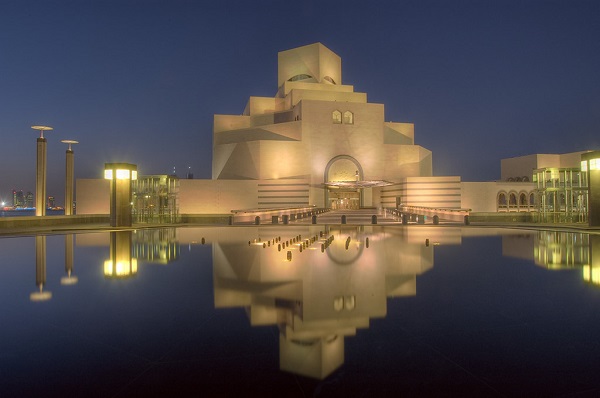 Bảo tàng Nghệ thuật Hồi giáo, Doha, Qatar: Bảo tàng Nghệ thuật Hồi giáo ở Doha có bộ sưu tập nghệ thuật đạo Hồi lớn nhất thế giới. Bản thân công trình này là một kiệt tác, với diện tích 46.450 m2 và nằm trên một đảo riêng. Chi phí thực hiện dự án này (gồm bảo tàng, bán đảo và công viên xung quanh) vào khoảng 47,7 triệu USD. Ảnh: Asergeev.