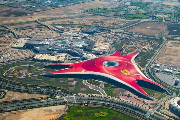 Công viên giải trí Ferrari World, Abu Dhabi, UAE: Công viên giải trí trong nhà lớn thứ hai thế giới, với tòa nhà mang logo Ferrari có diện tích tương đương 7 sân bóng đá. Nơi đây có 21 tàu siêu tốc cùng nhiều tiện ích giải trí. Tổng chi phí xây dựng Ferrari World lên tới 40 tỷ USD, gấp đôi số tiền hoàn tất khu Downtown Dubai (tính cả tháp Burj Khalifa). Ảnh: Arabian Business.