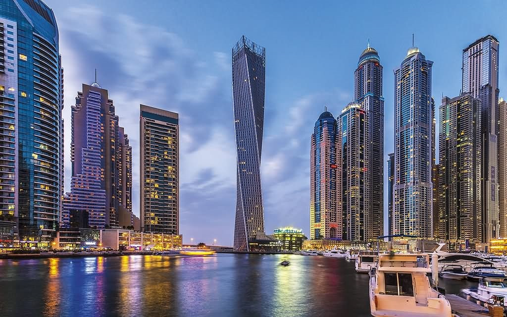 Tháp Cayan, Dubai, UAE: Tòa tháp 80 tầng này là tháp xoắn cao nhất thế giới (330 m). Trong Caynan không có cột, tạo không gian rộng rãi và tràn ngập ánh sáng. Tháp được xây trong 7 năm, tiêu tốn 272 triệu USD. Ảnh: Askideas.