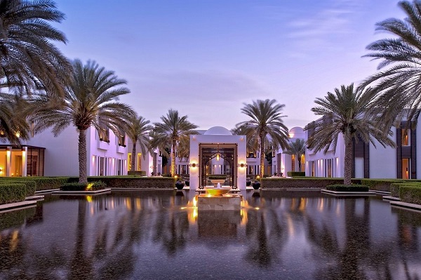  Khách sạn Chedi Muscat, Muscat, Oman: Khách sạn ven biển này gồm nhiều tòa nhà nằm giữa vườn cây. Trung tâm khách sạn là hành dạng mái lều cao 12 m. Nội thất trong khách sạn được thiết kế theo phong cách tối giản và hiện đại. Chedi Muscat rộng hơn 8.300 m2, được xây dựng với chi phí 25 triệu USD. Ảnh: Experdia.
