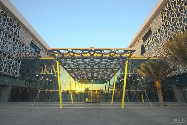 Ngân hàng Muscat, Muscat, Oman: Sự kết hợp giữa kiến trúc hiện đại và truyền thống tạo ra công trình ấn tượng trị giá 57,2 triệu USD này. Các họa tiết màu trắng ở lớp ngoài cho ánh sáng tự nhiên vào trong nhưng vẫn che mát được tòa nhà. Không gian bên trong được thiết kế hiện đại, với ghế ngồi nhiều màu sắc và lối đi vách kính, thay đổi quan niệm của mọi người về sự tẻ nhạt và đơn điệu của các ngân hàng. Ảnh: Trendideas.