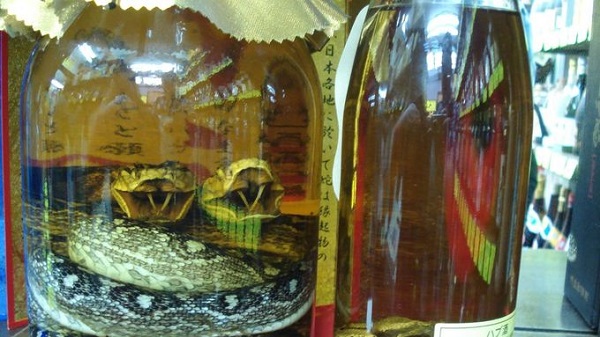 Awamori Đây là một loại rượu chế biến từ gạo hạt dài tạo hương vị hấp dẫn, thường uống kèm đá và chút nước. Đôi khi awamori được thêm rắn ngâm để tạo thành habushu để bán như một loại "đồ lưu niệm" cho khách hoặc các nhà hàng mua về trưng bày.