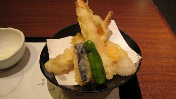 Tempura Người Okinawa rất yêu thích món chiên nổi tiếng này. Trong các nhà hàng địa phương thường dùng những nguyên liệu phổ biến như khoai lang tím, mướp đắng, tôm, nấm, cà tím để chế biến tempura. Một loại tempura khác phổ biến ở Okinawa là làm từ rong biển nâu có tên mozuku.