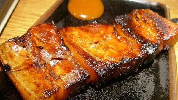 Rafute Đây là một món ăn làm từ mimigaa (phần thịt tai heo) và chiragaa (phần da mặt heo). Những miếng thịt làm rafute được nấu nhừ với nước tương, đường nâu tạo màu hấp dẫn. Món này thực chất có nguồn gốc từ Trung Quốc nhưng được "biến tấu" thành nhiều phiên bản khác nhau trên khắp châu Á. Rafute ở Okinawa vừa có vị mặn và ngọt, mềm tới mức có thể tan chảy trong miệng. Ngoài ra, rafute còn là món ăn cùng với mì soba.