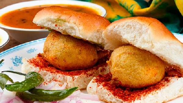 Vada pav, Ấn Độ Vada pav có thể không phải là món ăn được nhiều du khách nhắc đến, nhưng đây lại là một đặc sản ở Mumbai. Nguyên liệu chính của món ăn gồm một viên khoai tây nghiền được chiên giòn, kẹp giữa hai lát Pav (loại sandwich kiểu Ấn Độ). Bên trong còn có hỗn hợp ớt và tương ớt. Món ăn này phổ biến trên đường phố ở Ấn Độ. Ảnh: crossingtravel.