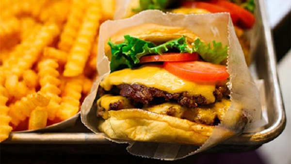 Cheeseburger, Mỹ Không thể phủ nhận sự đóng góp của Mỹ cho nền ẩm thực thế giới bởi món hamburger. Rất nhiều nơi trên thế giới đã cố gắng biến tấu món ăn nhưng hương vị cơ bản của chiếc burger gồm bánh mì mềm kẹp phô mai, thêm vài lát cà chua, dưa chua, sốt cà chua và mù tạt sẽ làm hài lòng bất kỳ thực khách nào. Ảnh: thestreet.