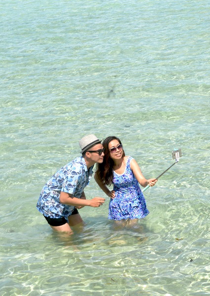 Mặt biển xanh ngọc là nơi nhiều cặp đôi chọn làm chỗ chụp hình selfie
