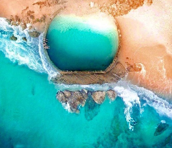 "Bể bơi" Laguna Pool nằm ở phía Nam Orange County (California, Mỹ) được xem như cảnh sắc thần tiên với làn nước xanh trong, lọt thỏm bên bờ biển. Đây là một hồ bơi tự nhiên được xây ngay trên bãi biển và lấy nước biển dựa trên sự lên xuống của thuỷ triều.