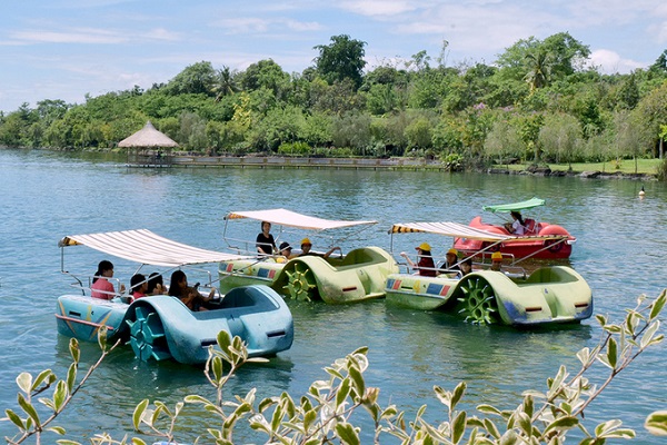 Để ngắm trọn vẹn hồ nước ngọt được ví là “biển trên rừng” này, bạn có thể đạp vịt, một trò chơi phổ biến và được nhiều người ưa chuộng. Ảnh: Suoimopark.