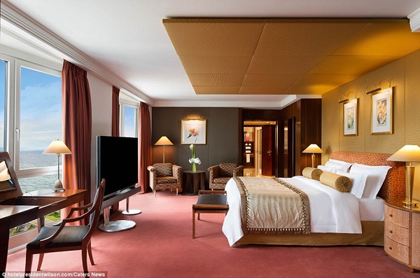Phòng khách sạn này là một căn hộ penthouse 12 phòng ngủ nằm tại tầng 8 của khách sạn President Wilson, Hồ Geneva, Thụy Sỹ. Nơi đây được coi là phòng khách sạn đắt nhất thế giới với giá mỗi đêm nghỉ khoảng 80.000 USD.