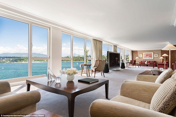 Đây là phòng suite khách sạn lớn nhất châu Âu với diện tích gần 1.700 m2 và đã từng đón tiếp những vị khách giàu có và nổi tiếng như Bill Gates, Rihanna hay Richard Branson. Không chỉ có những dịch vụ đẳng cấp như vệ sĩ hay quản gia và đầu bếp riêng, phòng khách sạn này còn có những ô cửa kính lớn mang đến tầm nhìn tuyệt đẹp ra hồ Geneva và ngọn núi Mont Blanc phía xa.