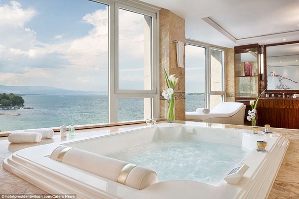 Trong số 12 phòng ngủ tại căn hộ penthouse này, có 2 phòng ngủ chính, được trang bị phòng thay đồ khổng lồ và bồn tắm nước nóng nhìn ra hồ Geneva.