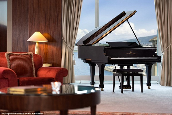 Bên cạnh đó, tại phòng khách còn có một chiếc đàn dương cầm đến từ thương hiệu Steinway nổi tiếng thế giới.