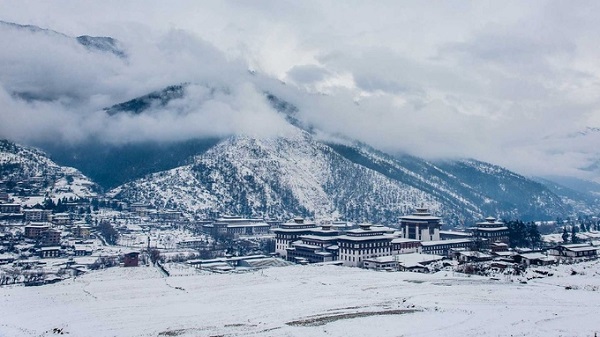 Kéo dài từ tháng 12 đến giữa tháng 2, khi dãy Himalaya thay áo trắng xóa cũng là thời điểm ít du khách đến "Vương quốc rồng sấm" nhất trong năm. Chính vì thế mà nhịp sống ở Bhutan lại càng bình lặng.