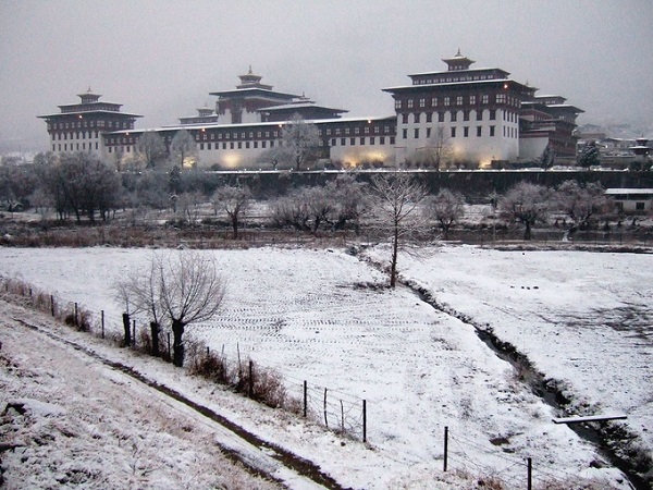 Thủ đô Thimphu cũng vắng người. Cả thành phố như đang ngủ yên trong sắc trắng lạnh lẽo.