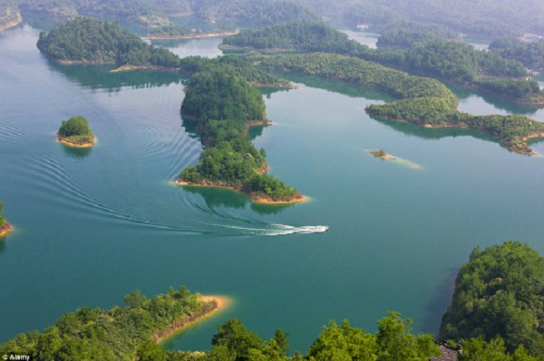Hồ Thiên Đảo rộng 573 km2 và gồm 1078 hòn đảo lớn nhỏ. Ảnh: Alamy.