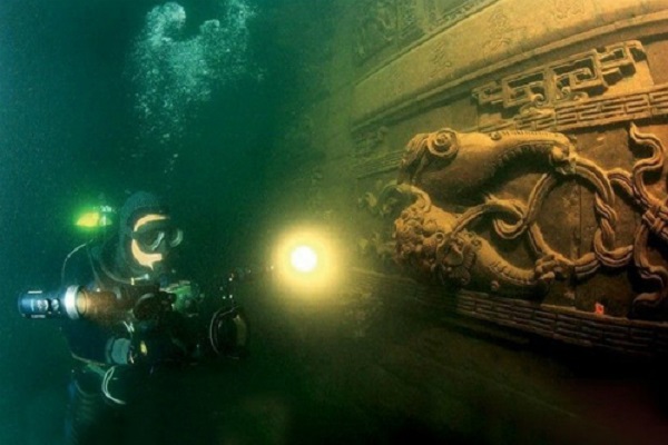 Thợ lặn tìm hiểu những di tích của thành phố cổ dưới lòng hồ. Ảnh: CEN.