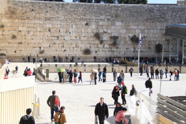 Gần Bức tường Than khóc là nhà thờ mộ chúa Holy Seplucher. Người Do thái tin rằng đây là nơi an táng Đức chúa Jesus, nơi người đã ngã xuống sau khi vác thánh giá qua 14 chặng đường. Ảnh: Đoàn Loan.