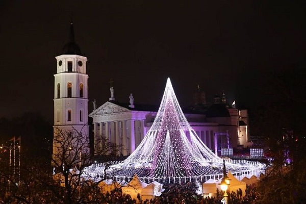 Cùng với cây thông khổng lồ còn có nhiều sạp hàng tạo nên "ngôi làng Giáng sinh" truyền thống cũng ở ngay trung tâm quảng trường. Ảnh: Saulius Žiūra.